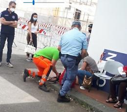 Vaccini, «A Catania sviene sotto il sole dopo tre ore di attesa»