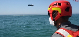 Yacht in fiamme affonda nel porto di Siracusa: marinaio intossicato
