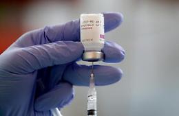 Vaccini, su AstraZeneca ancora un dietro front: Cts  lo indica soltanto per over 60