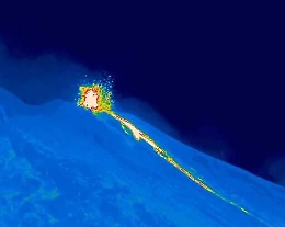 Il risveglio dello Stromboli: lava dal cratere nord, flusso sulla Sciara del Fuoco