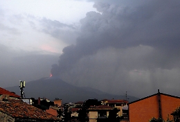 Etna, un'altra notte di fuoco e cenere: sabbia nera su Fornazzo e Giarre