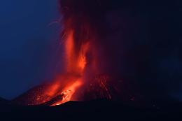L'Etna ricomincia: nuova fontana di lava e cenere dal cratere di Sud-Est