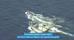 Migranti, il video della guardia costiera libica che spara contro un barcone