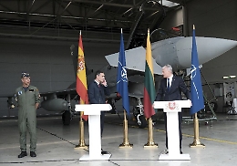 La conferenza stampa del premier spagnolo interrotta da un jet russo