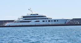 A Riposto il superyacht Aquarius: ormeggio blindato, mistero sugli ospiti a bordo