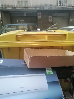 Catania, "Come si pu&ograve; fare la differenziata in questo modo?"