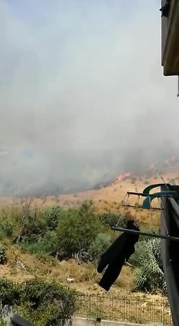 Incendi, paura a San Giorgio: &laquo;Il fuoco sta entrando dentro casa&raquo;