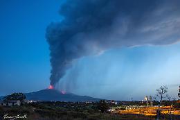 Il risveglio dell'Etna: notte di boati, fontane di lava e cenere. Possibili ritardi aerei da e per Catania