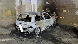 Brucia l'auto di una giovane donna