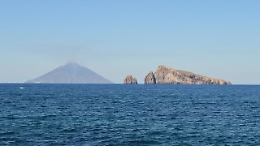 In mare l'auto elettrica con i bagagli, i turisti  non c'erano