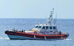 Cadavere in spiaggia, la fidanzata dello skipper disperso: «Non è lui»