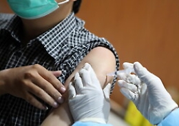 Vaccini, Crisanti: &laquo;Chi ha fatto J&amp;J a giugno, adesso &egrave; scoperto&raquo;