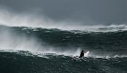 Surfista in balia delle onde salvato nel Ragusano dopo 5 ore aggrappato alla tavola