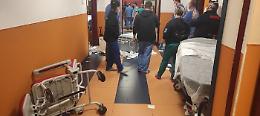 Donna muore al pronto soccorso del Civico: parenti devastano tutto