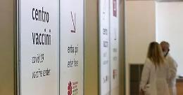 Covid,  la "quarta ondata" ora fa paura e le Regioni spingono per misure più drastiche su vaccini e green pass