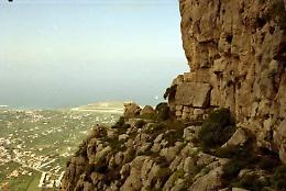 Caduta massi dal Monte Pecoraro a Cinisi, minacciate abitazioni: sgombero per 4 famiglie