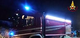 A Palermo un balcone si stacca dalla facciata: calcinacci su auto in sosta