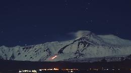 Piccola colata lavica sull'Etna: il manto bianco si tinge di rosso nella Valle del Bove