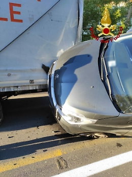 Catania, automobilista abbagliato dal sole rischia di finire dentro un tir