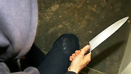 Rapinatore tenta colpo in banca ma un'impiegata reagisce e lo mette in fuga