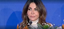 Sanremo, show di Sabrina Ferilli in sala stampa: «Il Festival una roba da 007»