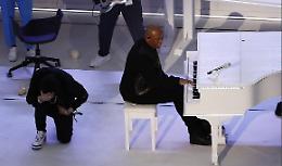 Superbowl, Eminem si inginocchia contro l'ingiustizia razziale in Usa