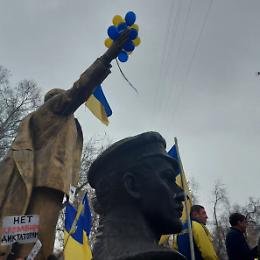 Protesta in Kazakistan contro la guerra: statua di Lenin "vestita" di blu e giallo