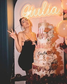 Festa di compleanno tutta in rosa per Giulia Salemi sempre super innamorata