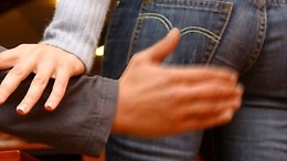 Molesta una ragazza di 18 anni, ma interviene il padre di lei e lo picchia a sangue