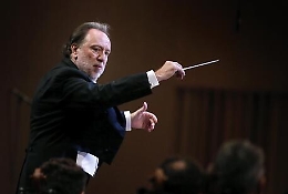 &laquo;Risponda pure, noi riprendiamo dopo&raquo;, il direttore Chailly gela il disturbato col cellulare