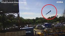 Zelensky mostra il missile sul centro commerciale: «I russi la pagheranno»