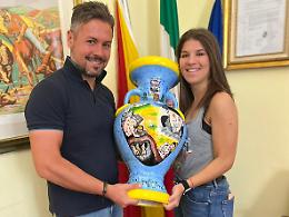 Comitini, giovane artista locale dona un vaso al sindaco che raffigura la storia della città