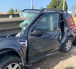 Spartitraffico in ferro "trafigge" parabrezza di un'auto: ferito il conducente