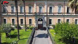 Pregiudicato accoltella il vicino, ferendolo, dopo lite su confini di un terreno: arrestato