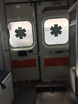 Cade da 4 metri durante show al circo, grave acrobata 24enne