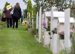 Ragazzino percorre 35 km in bici per un fiore su tomba bisnonna