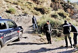 Cava abusiva di pietra arenaria in fondo privato nel Messinese: denunciato il proprietario