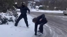 Maneskin, la battaglia a palle di neve di Victoria e Damiano sulle strade americane