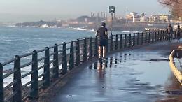 La furia delle onde sul lungomare di Catania