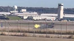 Aereo militare si schianta dopo aver toccato terra: il pilota si lancia fuori dall'aereo e si apre il paracadute