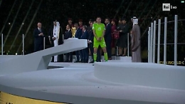 Qatar 2022, il gestaccio di Martinez dopo aver ricevuto il premio di miglior portiere