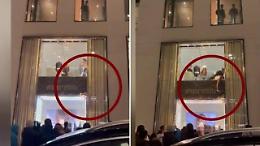 Cucciolo di cane rimane incastrato in una vetrina: salvato con una gruccia