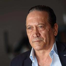 Sperandeo protesta in aereo per ritardo volo Wizzair: la Polizia lo fa scendere