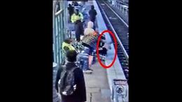 Donna spinge bambina di 3 anni sui binari negli Usa: salva per miracolo