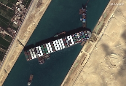 Egitto: cargo si incaglia nel canale di Suez