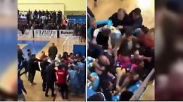 Maxi rissa al termine di una partita di calcetto a Nocera Inferiore