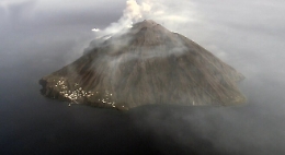 Stromboli: dal vulcano esplosioni, tremori e nube di cenere