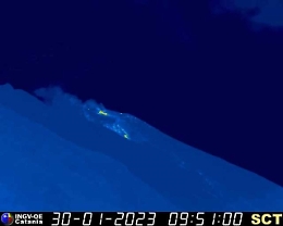 Stromboli: esplosioni, lancio materiale piroclastico e nube