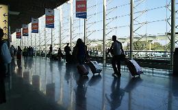 Allarme in aeroporto a Catania per un borsone con ascia e coltelli lasciato all'ingresso