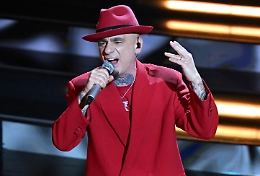 Sanremo, J-Ax e la polemica "porno": &laquo;Ci fanno cantare quando sulle tv vanno quei film&raquo;